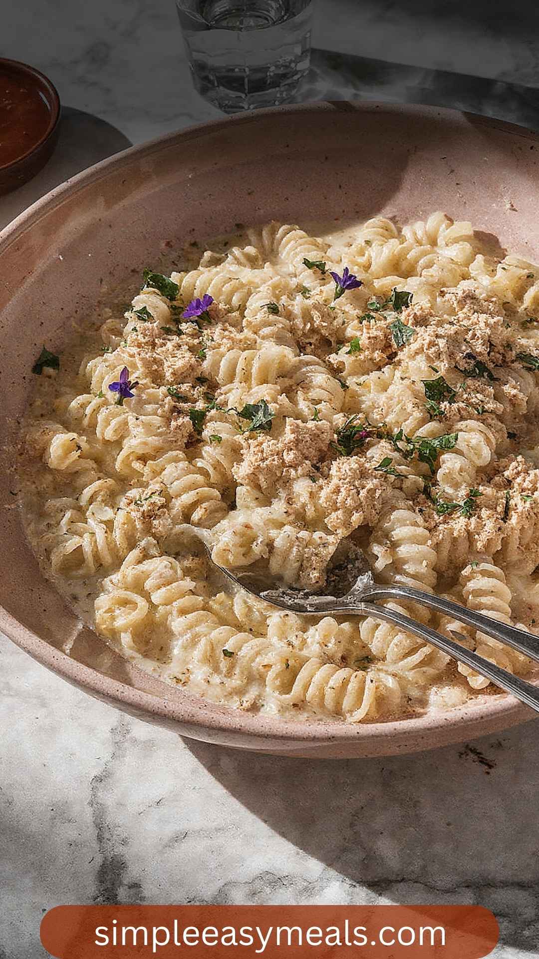 How to Make Pasta With Creamy Crushed Walnuts